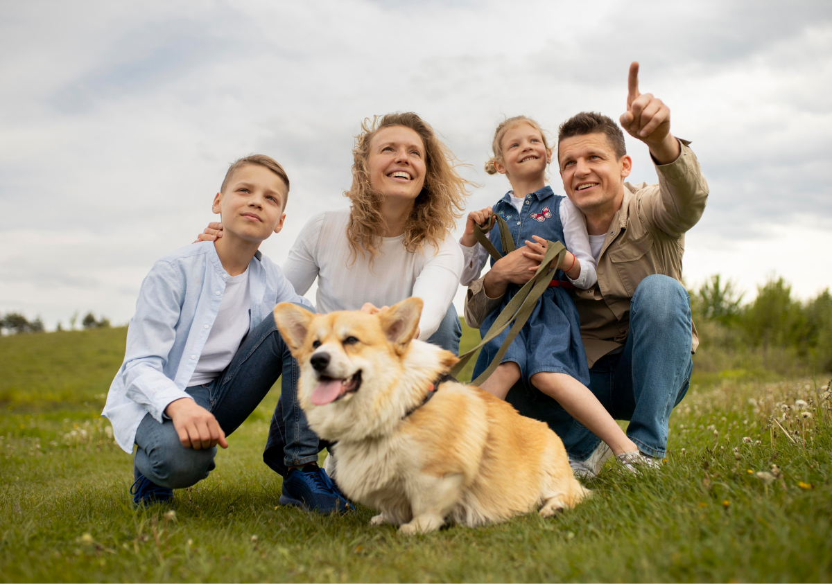 familia feliz al aire libre con perro